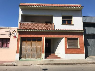 Cómoda casa de tres dormitorios en el centro de San Carlos