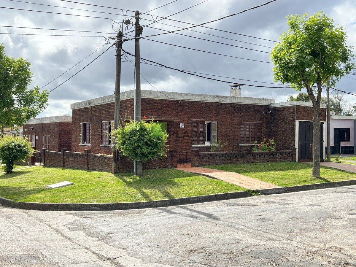 2 casa esquineras a cuadra del hospital - pld674c
