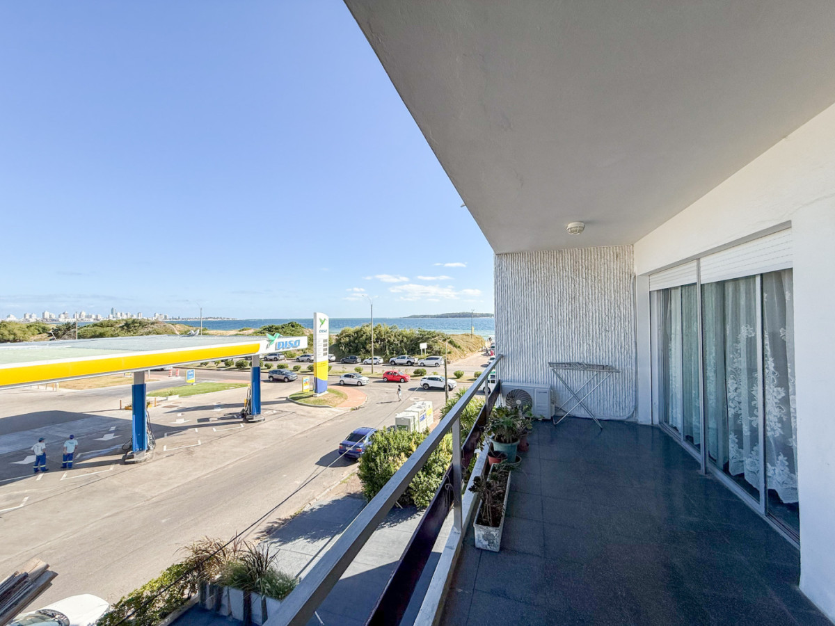 Apartamento en Playa Mansa con espectacular vista.