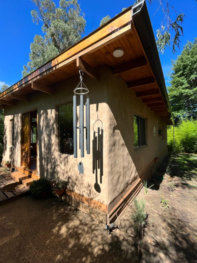 Casa entre el bosque y el mar.