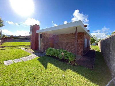 Casa en Venta con 1077 m2 de Terreno, 2 Dormitorios en Sarubbi Maldonado C688B