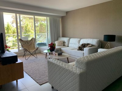 ¡Descubre tu nuevo hogar en Roosevelt, Punta del Este! Este encantador apartamento, situado a solo 800 metros del mar, te invita a disfrutar de la vida costera con estilo y comodidad. Con 3 dormitorios, 2 baños y una suite, este espacio es perfecto para aquellos que buscan un hogar espacioso y moderno. 

La cocina integrada fluye sin esfuerzo hacia el living comedor, creando un ambiente abierto y acogedor ideal para entretener a tus invitados o disfrutar de una noche tranquila en casa. 

