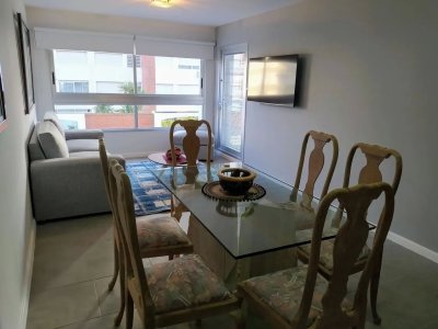 APARTAMENTO UN DORMITORIO Y MEDIO, CON GARAGE.!!!
 EXCELENTE UBICACIÓN .
EDIFICIO CON SERVICIOS.
A PASITOS DE LA MANSA.