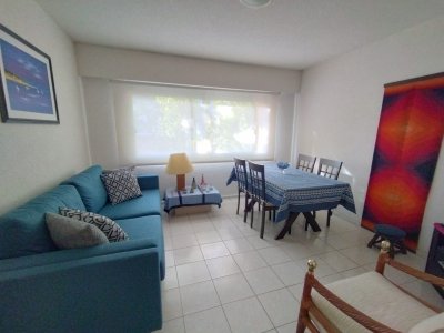 APARTAMENTO EN UN ENTORNO MUY ARMONIOSO , DORMITORIO Y MEDIO , BAÑO EN SUITE , LIVING COMEDOR , COCINA DEFINIDA , PISCINA EXTERIOR , SALA DE JUEGOS , PARQUE
Apartamento en Mansa - Punta del Este
Ubicado a  500 metros del Mar. 
 Orientación  NorEste
Unidad de 1 Dormitorios y medio- 1 Baños 1 Suites 
Cocina : Definida, Living Comedor 
Placard en cocina - Placard en dormitorio - 

Amenities :  Jardines parquizados - Ascensor - Portería - Piscina abierta - Gimnasio - Wi fi - Playroom - Portero Eléctrico - Parrilleros techados - Cancha de tennis - Cancha de paddel - Vigilancia - Estacionamiento - Juegos al aire libre - Lavadero - 
Piscina Exterior, Gastos comunes : $ 9443

Superficie Total : 44 m2 

Consulte con nuestros asesores.
