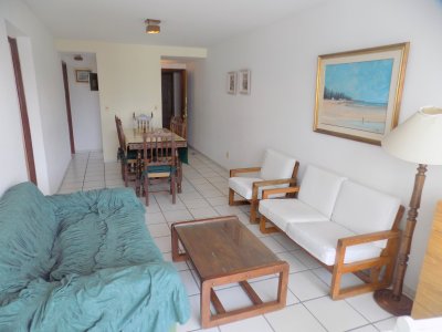APARTAMENTO DE DOS DORMITORIOS , DOS BAÑOS , LIVING COMEDOR , COCINA CON TERRAZA LAVADERO , BALCÓN , GARAGE, PISCINA EXTERIOR , RECEPCIÓN , PARRILLEROS DE USO COMÚN .