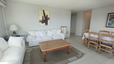 EDIFICIO CON EXCELENTES SERVICIOS Y CALIDEZ HUMANA , APARTAMENTO TRES DORMITORIOS ,DOS BAÑOS, 1 SUITE , COCINA DEFINIDA , LIVING-COMEDOR- TERRAZA LAVADERO , DEPENDENCIA DE SERVICIO , GGE , VISTA A LA BAHIA - CANCHAS DE TENNIS , LAVADERO , BARBACOA , SALA DE ESTAR , SALA DE JUEGOS , GYM, SAUNA, PISCINA CERRADA  CLIMATIZADA , PISCINA AL AIRE LIBRE , JUEGOS INFANTILES , VIGILANCIA 24 HS , SOLARIUM ETC.