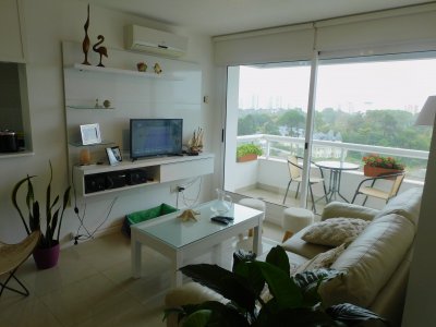 EDIFICIO CERCA DE TODO CON SERVICIOS Y AMENITIES... PISO ALTO 2 DORM 2 BAÑOS, COCINA DEFINIDA CON LAVADERO ,LIVING COMEDOR ETC. Apartamento en Roosevelt - Punta del Este
Ubicado a  900 metros del Mar. 
Unidad de 2 Dormitorios 2 Baños 2 Suites 
Cocina : Definida, Living Comedor 
Amenities : Ser. de mucama opcional - Tv. Cable - Ascensor - Recepción - Portería - Piscina abierta - Gimnasio - Sala de computadoras - Wi fi - Playroom - Portero Eléctrico - Parrilleros techados - Spa - Vigilancia - Piscina Climatizada cerrada - Sala de Juegos - Garage - Lavadero - 

Superficie : 65 m2 

Consulte con nuestros asesores.
