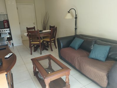 Apartamento en Roosevelt - Punta del Este
Ubicado a  900 metros del Mar. 
Unidad de 2 Dormitorios 1 Baños 
Cocina : Kitchinette, Living Comedor 
Equipamiento : Cocina Electrica - Microondas - T.V.Cable - Heladera Con Freezer - T.V. - 

Amenities : Sauna - Sala de TV - Ascensor - Recepción - Gimnasio - Sala de computadoras - Wi fi - Sala de adolescentes  - Laundry - Barbacoa - Cancha de tenis - Piscina Climatizada cerrada - Sala de Juegos - Piscina abierta climatizada - Garage - 

Superficie : 55 m2 

Consulte con nuestros asesores.
