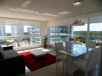 Excelente apartamento en inmejorable torre con muy buenos servicios !!
dormitorio , baÑo , living comedor , cocina con lavadero , amplio balcÓn ,  garage !!apartamento en roosevelt - punta del este
ubicado a  150 metros del mar. 
unidad de 1 dormitorios 1 baños 
cocina : definida, living comedor 
equipamiento : cocina electrica - microondas - t.v.cable - lavarropas - heladera con freezer - licuadora - tostadora - cafetera - aire acondicionado - campana - placard en cocina - placard en dormitorio - 

amenities : sauna - tv. cable - jardines parquizados - sala de masajes - cocheras de cortesía - ascensor - recepción - piscina abierta - hidromasaje - microcine - gimnasio - wi fi - playroom - sala de adolescentes  - portero eléctrico - cadete - ser. mucama - serv. playa - sereno - vigilancia - serv. mantenimiento - laundry - garagista - solarium - barbacoa - cancha de tennis - spa - vigilancia - mantenimiento - juegos al aire libre - recreación - piscina climatizada cerrada - sala de juegos - garage - jacuzzi - 

superficie : 79 m2 

consulte con nuestros asesores.
