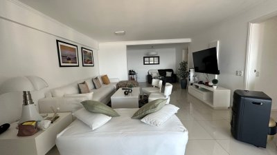 HERMOSO APTO. PISO ALTO, TRES DORMITORIOS, DOS BAÑOS, PRINCIPAL EN SUITE, LIVING COMEDOR, AMPLIA COCINA, BALCÓN INTEGRADO, GARAGE, SERVICIO DE MUCAMAS, RECEPCIÓN