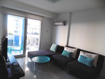 APARTAMENTO DOS DORMITORIOS (DORMITORIO PRINCIPAL CON AIRE ACONDICIONADO ) , UN BAÑO , LIVING COMEDOR CON AIRE ACONDICIONADO , COCINA AMERICANA , LOSA RADIANTE INDIVIDUAL , BALCÓN , COCHERA , PISCINA , BARBACOA , GIMNASIO , SALA DE JUEGOS 