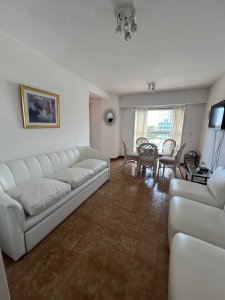  Tu Refugio Ideal en Punta del Este: Apartamento en Roosevelt

Descubre la oportunidad de vivir o vacacionar en uno de los destinos más codiciados de la costa uruguaya. Este acogedor apartamento de 2 dormitorios y 1 baño, ubicado a tan solo 700 metros del mar, es el espacio perfecto para disfrutar de la tranquilidad y el confort que mereces.

Con una orientación NorEste, la unidad se ilumina con la calidez del sol durante la mañana, creando un ambiente acogedor y luminoso. Con capacidad para 4 personas, cuenta con 3 camas que aseguran un descanso reparador después de un día de playa.

La cocina completa y el amplio living-comedor se integran para ofrecer un espacio ideal para compartir momentos inolvidables con familiares y amigos. 

Además, disfrutarás de una variedad de amenities que incluyen:
- Jardines parquizados
- Ascensor
- Recepción y portería
- Piscina abierta y gimnasio
- Wi-Fi y portero eléctrico
- Servicio de mucama
- Barbacoa y sala de juegos
- Vigilancia y estacionamiento

Con gastos comunes de solo $22,000, este apartamento no solo es una excelente inversión, sino también un lugar donde cada día se siente como unas vacaciones.

No dejes pasar esta oportunidad. Consulta con nuestros asesores y da el primer paso hacia tu nuevo hogar en Punta del Este. ¡Te esperamos!