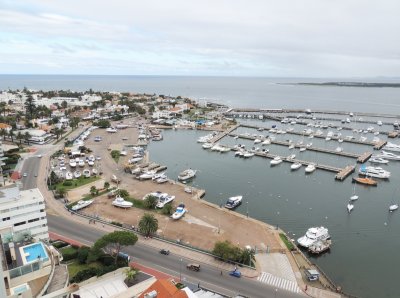 Totalmente aterrazado con vistas desde todos sus ambientes hacia Puerto, Mansa y Brava.
Excelente construcción (Arquitecto Safema)

Comodidades: Living comedor con acceso a terraza y aire acondicionado, cocina, lavadero, 2 dormitorios en suite con acceso a  amplia terraza y aire acondicionado, garaje.

Servicios del edificio: servicio de mucamas diario, piscina, sauna, sala de juegos recepción y vigilancia las 24 hs, lavadero de autos.

Metraje: 134 m2 propios + terrazas y cochera
