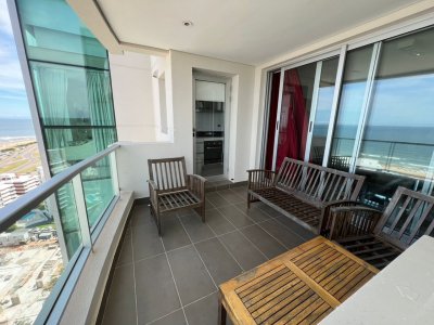 ¡Bienvenido a su nuevo hogar en Brava, Punta del Este! A solo 200 metros del mar, este lujoso apartamento de 3 dormitorios y 4 baños (2 de ellos en suite) le espera para ofrecerle una vida de confort y tranquilidad. 

Imagine preparar sus comidas en una cocina amplia y moderna, y disfrutarlas en un acogedor comedor. Relájese en el amplio living después de un largo día, o disfrute de una película en nuestra sala de TV. 

Pero eso no es todo, este apartamento ofrece una amplia gama de comodidades para su disfrute y conveniencia. Desde un sauna para relajarse, hasta una sala de masajes para aliviar el estrés. Disfrute de un día de sol en nuestros jardines parquizados, o de un partido de mini golf con amigos. 

Para los amantes del fitness, contamos con un gimnasio totalmente equipado y una piscina de nado climatizada. Y para los más pequeños, una sala de juegos y una piscina para niños. 

Además, ofrecemos servicios de mucama y playa, así como un garaje para su vehículo. Y para su tranquilidad, contamos con vigilancia las 24 horas, portería y portero eléctrico. 

¿Necesita trabajar