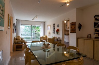 APARTAMENTO MUY CONFORTABLE CUATRO DORMITORIOS, DOS BAÑOS, UNO EN SUITE., COCINA DEFINIDA CON LAVADERO.
TERRAZA BALCÓN CON PARRILLERO. 