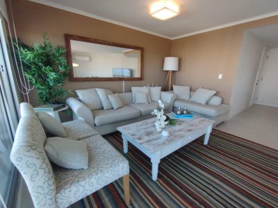 ¡Vive la vida de lujo que siempre has soñado en Punta del Este! Te presentamos este exclusivo apartamento en Roosevelt, a tan solo 300 metros del mar. Imagina despertar cada mañana con una vista panorámica de 180 grados del océano, un espectáculo que nunca deja de asombrar.
Este espacioso apartamento cuenta con 3 dormitorios, cada uno con su propio baño en suite, ofreciendo comodidad y privacidad para hasta 7 personas. La cocina, equipada con electrodomésticos modernos y un práctico lavadero, Un acogedor living comedor, crea un espacio perfecto para reuniones familiares o cenas con amigos.
Pero eso no es todo, este apartamento está repleto de comodidades que transformarán tu vida diaria en unas vacaciones permanentes. Relájate en el sauna, mantén tu rutina de ejercicios en el gimnasio, disfruta de una película en el microcine o juega una partida de mini golf. ¿Necesitas trabajar? No hay problema, la sala de computadoras y el WiFi te mantendrán conectado. Y para los más jóvenes, hay una sala de juegos y una sala para adolescentes.
Además, la propiedad cuenta con una piscina climatizada interior y exterior... consulte 