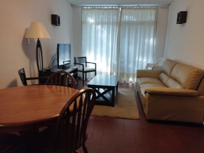 Apartamento en Aidy Grill - Punta del Este 1ER PISO POR ESCALERA 
Unidad de 2 Dormitorios 1 Baño , living comedor, cochera techada, terraza, a 3 cuadras de playa mansa, 5 cuadras de playa brava .  
muy buen metraje y construccion 
consulte 

