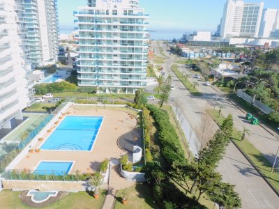 HERMOSO APARTAMENTO EN OCTAVO PISO, DOS DORMITORIOS Y MEDIO, DOS BAÑOS UNO EN SUITE.
MUY AMPLIO Y CON VISTA A MANSA Y BRAVA .
COCINA TERRAZA LAVADERO.
CON FULL AMENITIES.
Apartamento en Chiverta - Punta del Este
Ubicado a  400 metros del Mar. 
Unidad de 2 Dormitorios y medio 2 Baños 1 Suites 
Cocina con Lavadero,  Living Comedor , gge
Superficie : 90 m2 

Consulte con nuestros asesores.
