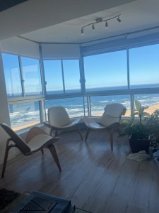 Título: Apartamento Frente al Mar en Brava - Punta del Este
Descripción:  
Descubra este exclusivo apartamento ubicado a solo 100 metros de la playa en la codiciada zona de Brava, Punta del Este. Con una distribución que incluye dos amplios dormitorios, cada uno con su propio baño , este espacio es ideal tanto para disfrutar en familia como para recibir visitas. La cocina definida se integra perfectamente con el luminoso living-comedor, creando un ambiente acogedor y funcional.

El edificio ofrece una variedad de amenities que garantizan una experiencia de vida placentera. Entre ellos se destacan la recepción, saunas seco y húmedo, y una sala de juegos y TV, pensada para el entretenimiento de todas las edades. Además, podrá disfrutar de piscinas climatizadas, tanto cerrada como al aire libre, y un servicio de mucamas y playa que le permitirá relajarse sin preocupaciones.

La ubicación privilegiada de este apartamento no solo le brinda acceso inmediato al mar, sino que también lo sitúa cerca de una amplia oferta gastronómica y de entretenimiento que caracteriza a Punta del Este. Ideal para residir todo el año o como inversión para alquiler turístico, esta propiedad combina confort, estilo y una ubicación inmejorable. Consulte con nuestros asesores para más información y descubra su nuevo hogar en la costa uruguaya.