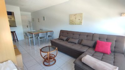 APARTAMENTO CERCA DE TODO , UN DORMITORIO CON AIRE ACONDICIONADO Y SALIDA AL BALCÓN  , UN BAÑO EN SUITE , LIVING COMEDOR CON BALCÓN , COCINA CON PASA PLATOS , GARAGE , RECEPCIÓN 24 HORAS , LAVADERO DE USO COMÚN , TV CABLE 