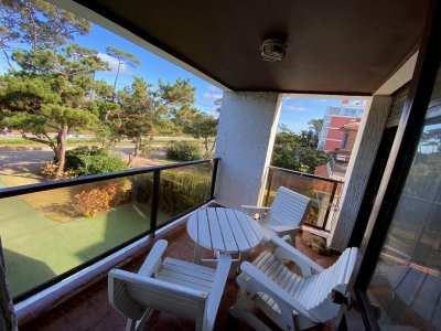 APARTAMENTO EN PRIMERA LÍNEA AL MAR TRES DORMITORIOS , DOS BAÑOS , PRINCIPAL EN SUITE , VESTIDOR , LIVING COMEDOR , BALCÓN , COCINA CON TERRAZA LAVADERO , DORMITORIO Y BAÑO DE SERVICIO , COCHERA TECHADA , PORTERÍA .