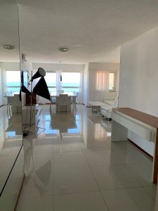 ¡Ven a disfrutar de la belleza de la Península de Punta del Este! Esta unidad de 3 dormitorios, 2 baños y 1 suite, ubicada a sólo 150 metros del mar, es el lugar perfecto para relajarse y disfrutar de la vida. Cuenta con cocina, recepción, portería, gimnasio, portero eléctrico, barbacoa, piscina climatizada cerrada, sauna, ascensor, garaje, servicio de mucamas y piscina interior. ¡No esperes más para disfrutar de esta increíble propiedad! ¡Contáctanos hoy para obtener más información!