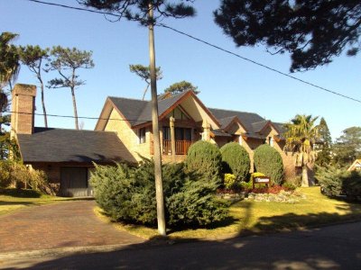 EXCELENTE CHALET EN LO MEJOR DE LAS PARADAS , A 100 MTS. DEL MAR , LA PROPIEDAD SE DESARROLLA EN DOS PLANTAS.
 PLANTA BAJA : LIVING CON ESTUFA A LEÑA , COMEDOR PARA DIEZ PERSONAS ,  DOS  DORMITORIOS EN SUITE , AMPLIA COCINA , DORMITORIO Y BAÑO DE SERVICIO , GALERÍA DE  INVIERNO, BARBACOA CON ESTAR Y COMEDOR , PISCINA CERRADA CLIMATIZADA , TOILLETE , GARAGE PARA DOS AUTOS , SALA DE JUEGOS , SAUNA SECO  , LAVADERO , 2300 MTS. DE PARQUE CON JUEGOS PARA NIÑOS , CALEFACCIÓN CENTRAL 
PLANTA ALTA  : CINCO  DORMITORIOS , TRES EN SUITE , PRINCIPAL  CON VESTIDOR , JACUZZI , VISTA AL MAR , ESTAR CON TV Y FRIGOBAR 