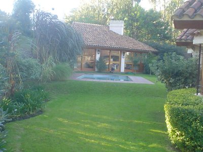 CHALET CUATRO DORMITORIOS , TRES BAÑOS DE PRIMERA CALIDAD EN MÁRMOL , DOS EN SUITE , TOILETTE , LIVING CON ESTUFA A LEÑA , COMEDOR , COCINA , DORMITORIO Y BAÑO DE SERVICIO , CALEFACCIÓN LOSA RADIANTE INDIVIDUAL , PISCINA EXTERIOR , BARBACOA CON BAÑO , 1000 MTS DE PARQUE , MUY BUENA CONTRUCCION ... 