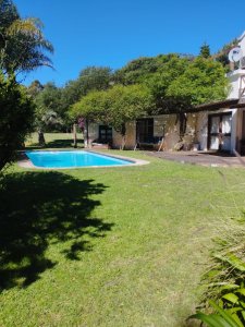 ¡Bienvenidos a la joya de Pinares en Punta del Este! Cerca de todo , se encuentra esta magnífica casa, un paraíso privado esperando ser descubierto. 
Con 4 dormitorios, cada uno con su propio baño y suite, esta casa ofrece un lujo inigualable y privacidad para todos sus ocupantes. Imagínese despertando en su suite privada, con la tranquilidad y la paz que solo Pinares puede ofrecer.
La cocina integrada fluye sin esfuerzo hacia el living y el comedor, creando un espacio abierto y acogedor, perfecto para reuniones familiares o cenas con amigos. Con 250 m2 edificados, hay espacio de sobra para que todos se sientan cómodos.
Pero eso no es todo, la propiedad se asienta en un terreno de 1800 m2, ofreciendo un amplio jardín para disfrutar de los días soleados, organizar barbacoas o simplemente relajarse con un buen libro.
Esta casa es más que una propiedad, es un estilo de vida. No pierda la oportunidad de vivir en uno de los lugares más exclusivos de Punta del Este. 

¿Interesado? Nuestros asesores están listos para responder