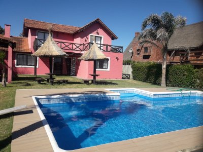 CHALET CUATRO DORMITORIOS, CUATRO EN SUITE, LIVING COMEDOR, COCINA, PARRILLERO, PARQUE, PISCINA