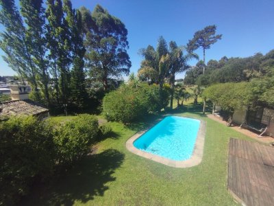 ¡Bienvenidos a la joya de Pinares en Punta del Este! Cerca de todo , se encuentra esta magnífica casa, un paraíso privado esperando ser descubierto. 
Con 4 dormitorios, cada uno con su propio baño y suite, esta casa ofrece un lujo inigualable y privacidad para todos sus ocupantes. Imagínese despertando en su suite privada, con la tranquilidad y la paz que solo Pinares puede ofrecer.
La cocina integrada fluye sin esfuerzo hacia el living y el comedor, creando un espacio abierto y acogedor, perfecto para reuniones familiares o cenas con amigos. Con 250 m2 edificados, hay espacio de sobra para que todos se sientan cómodos.
Pero eso no es todo, la propiedad se asienta en un terreno de 1800 m2, ofreciendo un amplio jardín para disfrutar de los días soleados, organizar barbacoas o simplemente relajarse con un buen libro.
Esta casa es más que una propiedad, es un estilo de vida. No pierda la oportunidad de vivir en uno de los lugares más exclusivos de Punta del Este. 

¿Interesado? Nuestros asesores están listos para responder