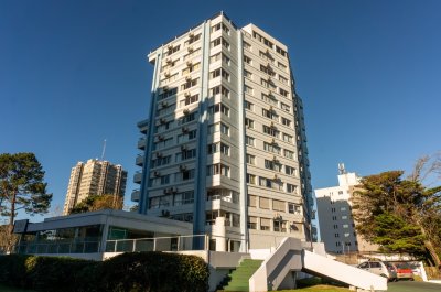 Apartamento en Roosevelt - Punta del Este
Ubicado a  800 metros del Mar. 
 Orientación  Este
Unidad de 1 Dormitorios 1 Baños 
Cocina : Kitchinette, Living Comedor 
Amenities : Recepción - Wi fi - Sala de adolescentes  - Portero Eléctrico - Laundry - Barbacoa - Vigilancia - Piscina Climatizada cerrada - Ascensor - Garage - 

Superficie Propia   : 46 m2 

Consulte con nuestros asesores.
