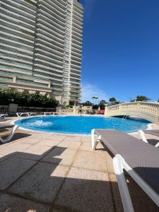  Elegancia y Confort a Pasos del Mar

Descubre la oportunidad de vivir en un exclusivo apartamento en la Mansa, Punta del Este, donde el sonido de las olas se convierte en parte de tu día a día. A tan solo 50 metros de la playa, esta unidad de tres dormitorios y tres baños en suite ofrece el equilibrio perfecto entre lujo y funcionalidad.

Imagina despertar cada mañana en un espacio diseñado para tu comodidad. La cocina, equipada con lavadero, se integra a un amplio living-comedor que invita a disfrutar de momentos inolvidables. Además, contarás con servicio de mucamas y servicio de playa, asegurando que cada detalle de tu vida cotidiana esté cubierto.

Relájate en nuestras instalaciones de primer nivel: sauna, piscina interior y exterior, todo pensado para brindarte el máximo bienestar. 

 esta propiedad es una inversión en calidad de vida. No dejes pasar esta oportunidad única. 

**Consulta con nuestros asesores y da el primer paso hacia tu nuevo hogar en la Mansa.**