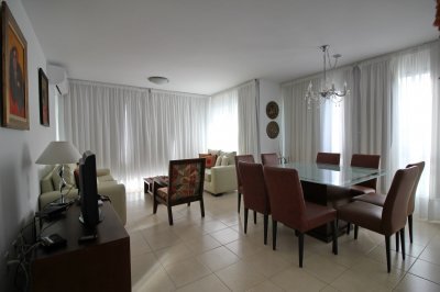 En venta... Apartamento 3 dormitorios en Av. Roosevelt, Punta del Este