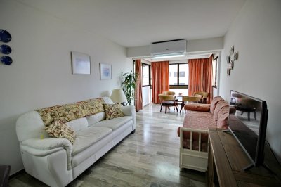 Muy  lindo apartamento ubicado sobre playa brava, cuarto piso,  con ambientes amplios.