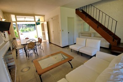Vendo apartamento tipo casa de 2 dormitorios, reciclado, en San Rafael, Punta del Este.