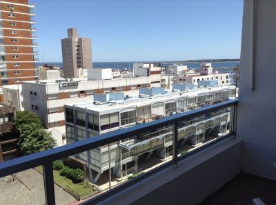 Muy lindo apartamento reciclado en plena Península, a pasos del Puerto.