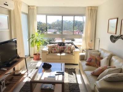 HERMOSO APARTAMENTO CON UNA AMPLIA TERRAZA , UBICADO A UNA CUADRA DE PLAYA MANSA, MUY LINDA VISTA DESPEJADA EN UN ENTORNO DE NATURALEZA Y VERDE.