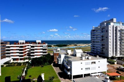 Vendo apartamento de 2 dormitorios y medio 2 baños en playa Brava Punta de Este departamento de Maldonado