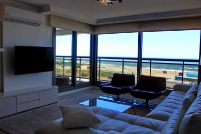 Apartamento de 3 dormitorios, primera linea frente al mar, en alquiler y venta, Punta del Este