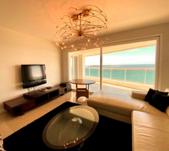 Alquilo apartamento 3 dormitorios frente al mar con servicios, Playa Mansa, Punta del Este