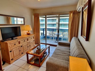 Se alquila apartamento de 1 dormitorio frente al mar con vista en Peninsula, Punta del Este.