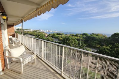 En venta apartamento 3 dormitorios en primera linea sobre Playa Mansa, Punta del Este.