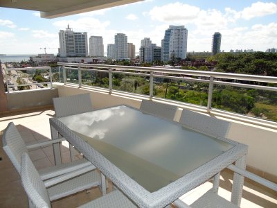 A metros del mar, en una de las zonas de mas categoría. Apartamento en piso alto con vista al mar.OPORTUNIDAD