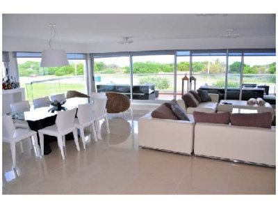 Vendo apartamento 3 dormitorios, primera línea playa brava, Punta del Este