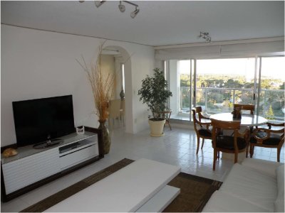 Vendo apartamento 4 dormitorios frente al mar, edificio con servicios, playa mansa, Punta del Este