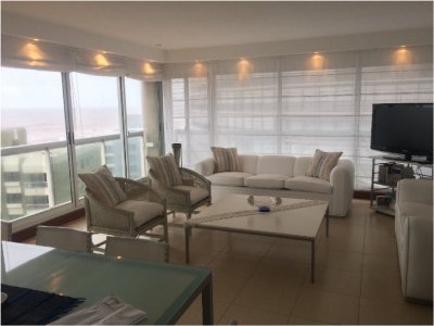 Apartamento en venta, piso alto con vista al mar en Peninsula, Punta del Este