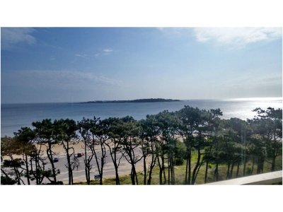 Apartamento en venta y alquiler, primera línea sobre playa mansa.