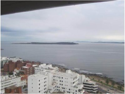 Apartamento en piso alto, torre tradicional en Punta del Este (Península)