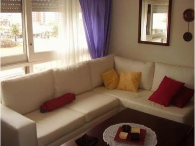 Apartamento en venta y alquiler, sobre playa mansa. 